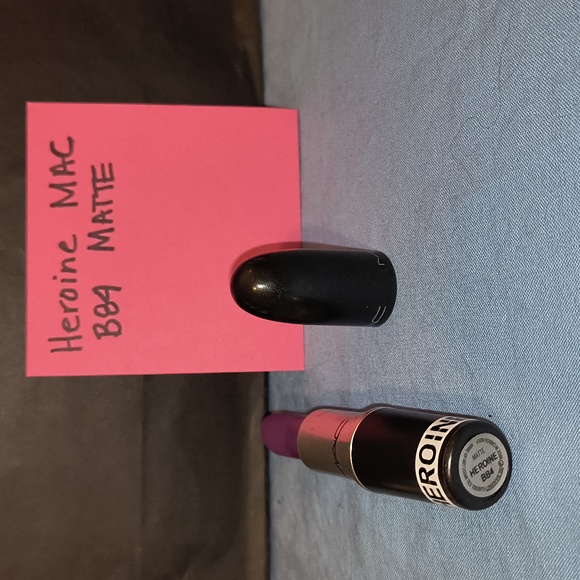 MAC Heroine Matte B84 Lipstick 💄 Tested - Discontinued Color - Picture 4 of 5
